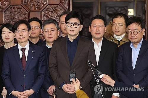 한동훈 국민의힘 대표가 4일 새벽 국회에서 윤석열 대통령의 비상계엄 해제 담화와 관련해 입장발표를 하고 있다.  [연합뉴스]